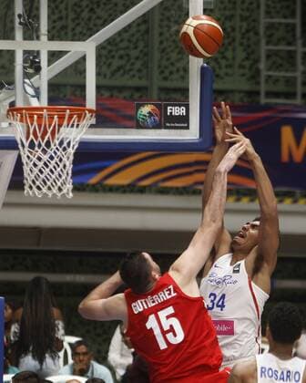 Puerto Rico s Tyler Davis (R) vies for the ball with Mexico s Israel Gutierrez (L) during a game of the group A of the Americup 2017 between Puerto Rico and Mexico, in Medellin, Colombia, 25 August 2017. AMERICUP 2017: PUERTO RICO VS MEXICO !ACHTUNG: NUR REDAKTIONELLE NUTZUNG!  Copyright: xLuisxEduardoxNoriegaxA.x MED713 20170826-636393145802797213