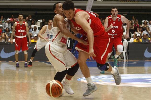 Puerto Rico s Alexander Abreu (L) vies for the ball with Mexico s Francisco Cruz (R) during a game of the group A of the Americup 2017 between Puerto Rico and Mexico, in Medellin, Colombia, 25 August 2017. AMERICUP 2017: PUERTO RICO VS MEXICO !ACHTUNG: NUR REDAKTIONELLE NUTZUNG!  Copyright: xLuisxEduardoxNoriegaxA.x MED713 20170826-636393145820737213
