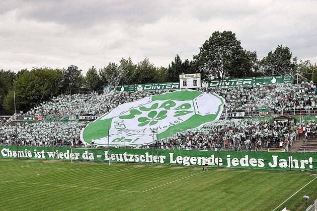 Transparent Hurra - Chemie ist wieder da und Chemie ist wieder da- Leutzscher Legende jedes Jahr - Choreo der Fans von Chemie Leipzig vor dem Spiel gegen Lok. Fußball-Regionalliga Nordost, 1. Spieltag (29.07.2017) - BSG Chemie Leipzig - 1. FC Lok Leipzig. Leipzig Sachsen Deutschland