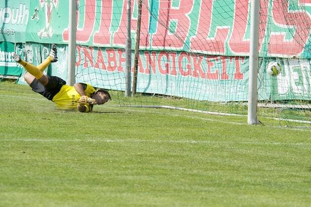 Fürstenwalde-Torhüter Oliver Birnbaum streckt sich nach dem Schuss von Daniel Heinze vergeblich. Tor zum 1:0 für Chemie. Fußball-Regionalliga Nordost 2017 2018, 5. Spieltag - BSG Chemie Leipzig vs. Union Fürstenwalde Leipzig Sachsen Deutschland