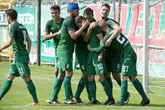Chemie-Spieler bejubeln nach dem 1:0 Torschütze Daniel Heinze (verdeckt Nr. 10). Fußball-Regionalliga Nordost 2017 2018, 5. Spieltag - BSG Chemie Leipzig vs. Union Fürstenwalde Leipzig Sachsen Deutschland