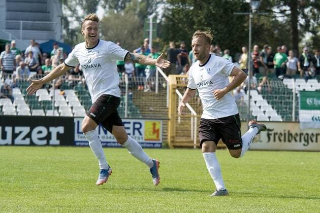 Burim Halili (Fürstenwalde re.) jubelt nach dem 2:1 für Union Fürstenwalde mit Teramkollege Martin Zurawsky (li.).. Fußball-Regionalliga Nordost 2017 2018, 5. Spieltag - BSG Chemie Leipzig vs. Union Fürstenwalde Leipzig Sachsen Deutschland