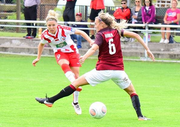 Freundschaftsspiel:Turbine Potsdam vs. Sparta Prag am 26.08.2017 Sportanlage in der Germendorfer Straße,Velten. Svenja Huth von Turbine Potsdam und von Lizzy Raben Sparta Prag im während des Freundschaftsspiel zwischen Turbine Potsdam und Sparta Prag am 26.08.2017 auf der Sportanlage in der Germendorfer Straße in Velten, Deutschland. xDLx