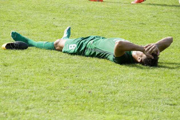 Enttäuschung bei Chemie-Spieler Marko Trogrlic nach dem Abpfiff. Fußball-Regionalliga Nordost 2017 2018, 5. Spieltag - BSG Chemie Leipzig vs. Union Fürstenwalde Leipzig Sachsen Deutschland