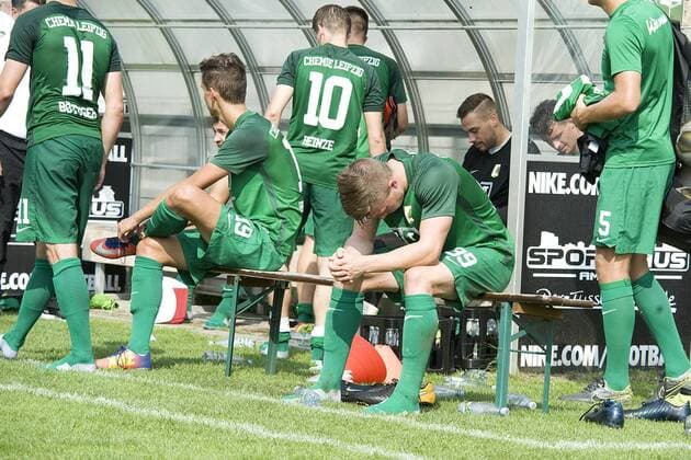 Enttäuschung bei Chemie (u.a. Lars Schmidt Nr. 39) nach dem Spiel. Fußball-Regionalliga Nordost 2017 2018, 5. Spieltag - BSG Chemie Leipzig vs. Union Fürstenwalde Leipzig Sachsen Deutschland