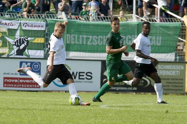 Rico Gladrow (Fürstenwalde) erzielt das 2:1 für Union Fürstenwalde. Fußball-Regionalliga Nordost 2017 2018, 5. Spieltag - BSG Chemie Leipzig vs. Union Fürstenwalde Leipzig Sachsen Deutschland
