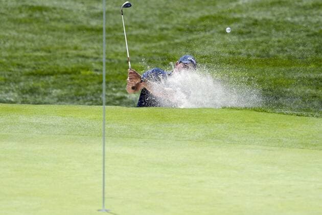 Bilder des Tages - SPORT August 26, 2017 - Old Westbury, New York, U.S - Phil Mickelson hits one out of the sand trap on the 8th green during the third round of The Northern Trust at Glen Oaks Club in Old Westbury, NY. GOLF 2017 - The Northern Trust - Third Round - ZUMAc119 20170826_zaf_c119_004 Copyright: xBrianxCianciox