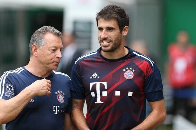 Fußball 1. Bundesliga SV Werder Bremen - FC Bayern München am 26.08.2017 im Weserstadion in Bremen Physio Therapeut Gianni Bianchi (Muenchen) im Gespräch mit Javi Martinez (Muenchen) MH