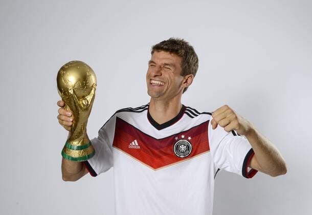Fotoproduktion mit Thomas Müller als Weltmeister im aktuellen Trikot der deutschen Nationalmannschaft fotografiert am 18.12.2014 in München Fotoproduktion mit Thomas Müller als Weltmeister im aktuellen Trikot der deutschen Nationalmannschaft fotografiert am 18.12.2014 in München