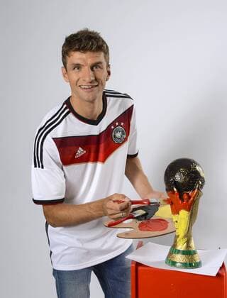 Fotoproduktion mit Thomas Müller als Weltmeister im aktuellen Trikot der deutschen Nationalmannschaft fotografiert am 18.12.2014 in München Fotoproduktion mit Thomas Müller als Weltmeister im aktuellen Trikot der deutschen Nationalmannschaft fotografiert am 18.12.2014 in München