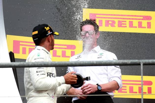 Bilder des Tages - SPORT Motorsports: FIA Formula One World Championship WM Weltmeisterschaft 2017, Grand Prix of Belgium, 44 Lewis Hamilton (GBR, Mercedes AMG Petronas F1 Team), Andrew Shovlin Spa-Francorchamps Belgium xHOCHxZWEIx