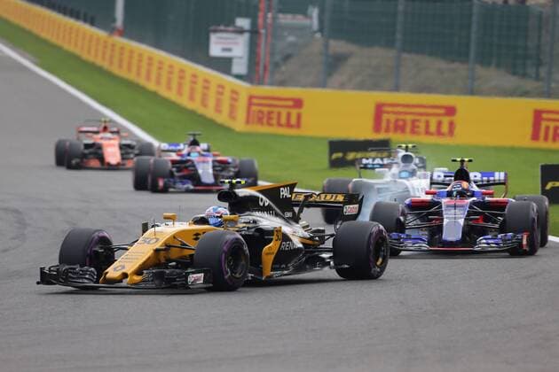 27.08.2017 - Race, Jolyon Palmer (GBR) Renault F1 Team RS17 and Carlos Sainz Jr (ESP) Scuderia Toro Rosso STR12 Belgian Grand Prix, Spa-Francorchamps 24 - 27 August 2017 27.08.2017 - Race, Jolyon Palmer (GBR) Renault Sport F1 Team RS17 and Carlos Sainz Jr (ESP) Scuderia Toro Rosso STR12 