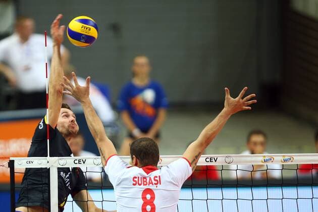 Katowice , Hala Spodek 27.08.2017 siatkowka Mistrzostwa Europy CEV 2017 Faza grupowa , Grupa D Turcja - Belgia NZ Bram Van Den Dries ( BEL ) Burutay Subasi ( TUR ) FOT Michal Nowak Newspix.pl Katowice , Spodek s Hall 27.08.2017 sport volleyball 2017 CEV Volleyball European Championship EM Europameisterschaft - Men Preliminary Round Pool D Turkey - Belgium photo by Michal Nowak Newspix.pl --- Newspix.pl  170827MIN014
