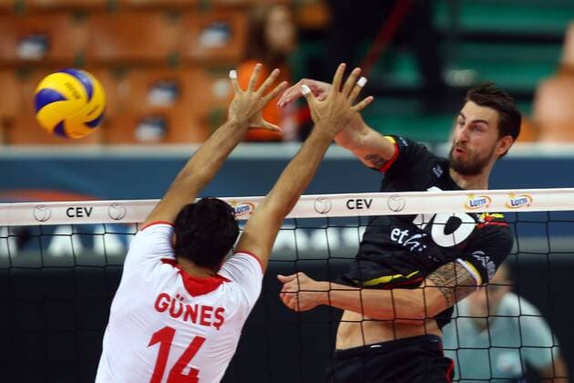 Katowice , Hala Spodek 27.08.2017 siatkowka Mistrzostwa Europy CEV 2017 Faza grupowa , Grupa D Turcja - Belgia NZ Faik Samed Gunes ( TUR ) Simon Van De Voorde ( BEL ) FOT Michal Nowak Newspix.pl Katowice , Spodek s Hall 27.08.2017 sport volleyball 2017 CEV Volleyball European Championship EM Europameisterschaft - Men Preliminary Round Pool D Turkey - Belgium photo by Michal Nowak Newspix.pl --- Newspix.pl  170827MIN016