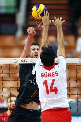 Katowice , Hala Spodek 27.08.2017 siatkowka Mistrzostwa Europy CEV 2017 Faza grupowa , Grupa D Turcja - Belgia NZ Simon Van De Voorde ( BEL ) Faik Samed Gunes ( TUR ) FOT Michal Nowak Newspix.pl Katowice , Spodek s Hall 27.08.2017 sport volleyball 2017 CEV Volleyball European Championship EM Europameisterschaft - Men Preliminary Round Pool D Turkey - Belgium photo by Michal Nowak Newspix.pl --- Newspix.pl  170827MIN023