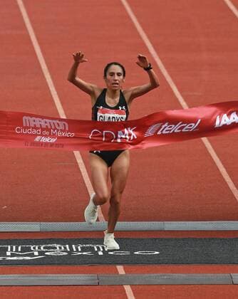 Peruvian Gladys Tejeda arrives in first position to the finish line during the Mexico City Marathon in Mexico, 27 August 2017. Tejeda broke a record of 2h 36:16 and improved her own timing in over a minute. PERUVIAN GLADYS TEJADA BREAKS RECORD AT MEXICO CITY S MARATHON !ACHTUNG: NUR REDAKTIONELLE NUTZUNG!  Copyright: xMarioxGuzmánx MEX001 20170827-636394608674939543