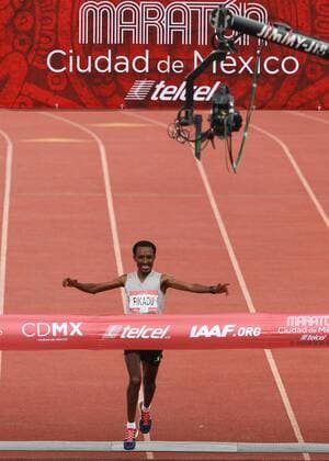 Bilder des Tages - SPORT Ethiopian Fikadu Kebede arrives in first position to the finish line during the Mexico City Marathon in Mexico, 27 August 2017. Kebede made a time of 2:17:28. PERUVIAN GLADYS TEJADA BREAKS RECORD AT MEXICO CITY S MARATHON !ACHTUNG: NUR REDAKTIONELLE NUTZUNG!  Copyright: xMarioxGuzmánx MEX002 20170827-636394609304392993