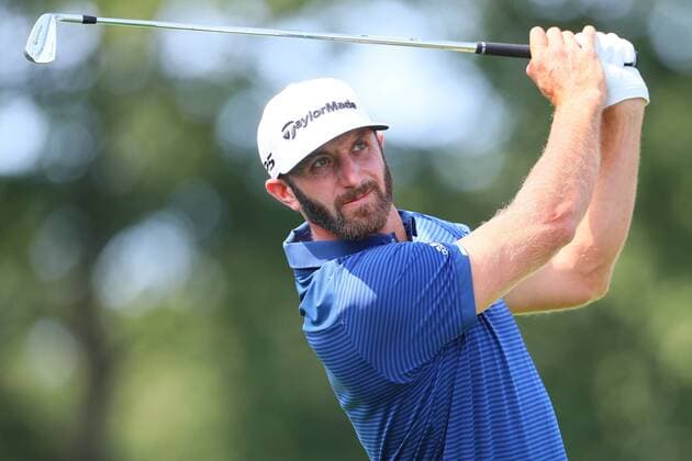 OLD WESTBURY, NY - AUGUST 27: Dustin Johnson tees off at the second hole during the final round of The Northern Trust PGA Golf Herren Golf Tournament on August 27, 2017 at Glen Oaks Club in Old Westbury, NY. (Photo by Rich Graessle Icon Sportswire) GOLF: AUG 27 PGA - The Northern Trust - Final Round Icon082617125 EDITORIAL USE ONLY