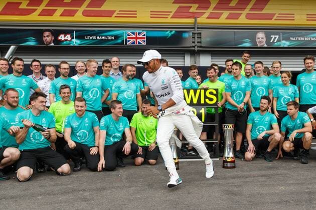 Lewis Hamilton (Mercedes AMG Petronas Formula One Team) fluechtet vor der bevorstehenden Champagnerdusche beim Gruppenfoto, Grosser Preis von Belgien 2017, Rennen, Motorsport, Formel 1, 27.08.2017, Spa Francorchamps Copyright: xEibner-Pressefoto AlexanderxNeisx EP_ANS