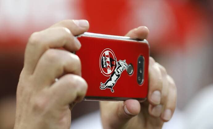 Köln, RheinEnergieStadion, 23.08.17: Symbolbbild, Smartphone mit 1.FC Köln Logo im Spiel der 1. Bundesliga zwischen 1.FC Köln vs. Hamburger SV in der Saison 2017 2018.