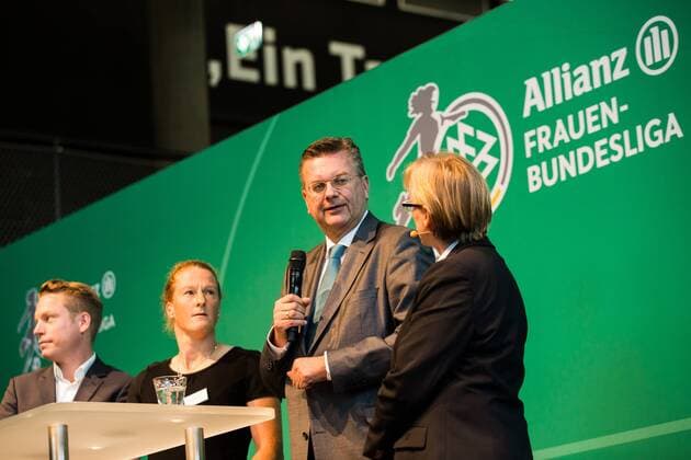 GER, Dortmund, Deutsches Fussballmuseum, Saisoneröffnung Allianz Frauen-Bundesliga, 28.08.2017, Deutsches Fussballmuseum , Dortmund, GER, Dortmund, Deutsches Fussballmuseum, Saisoneröffnung Allianz Frauen-Bundesliga, , im Bild picture shows Reinhard Grindel (DFB Praesident) im Gespräch mit Annette Seitz (Pressesprecherin DFB Frauen), nordphotox xRauch nph00251