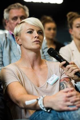 GER, Dortmund, Deutsches Fussballmuseum, Saisoneröffnung Allianz Frauen-Bundesliga, 28.08.2017, Deutsches Fussballmuseum , Dortmund, GER, Dortmund, Deutsches Fussballmuseum, Saisoneröffnung Allianz Frauen-Bundesliga, , im Bild picture shows Nilla Fischer (VfL Wolfsburg) im Gespräch, nordphotox xRauch nph00251