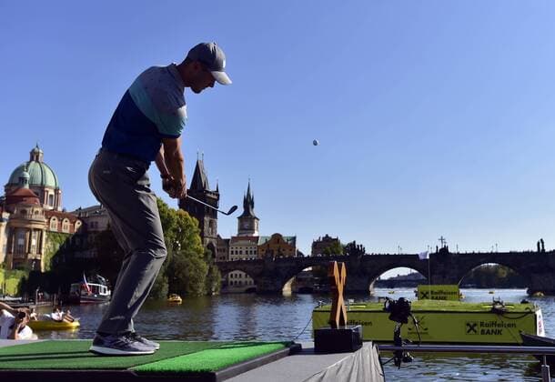 Bilder des Tages - SPORT Golf player MARTIN KAYMER of Germany plays his ball during exhibition prior to the Czech Masters European Tour tournament in Prague, Czech Republic, August 29, 2017. (CTKxPhoto RomanxVondrous) CTKPhotoP201708290772901  vnd 3