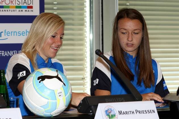 30.8.2017 Frankfurt am Main, Allianz Frauen-Bundesliga Saison 2017 2018 FFC Frankfurt Saisoneröffnungspressekonferenz Prießen, Marith (13, FFC Frankfurt) und Pawollek, Tanja (31, FFC Frankfurt)