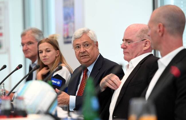 30.08.2017, xjhx, Fussball 1.Bundesliga Frauen, 1. FFC Frankfurt Saisoneroeffnungs-Pressekonferenz Saison 2017 18, emspor v.l. Klaus Peter Mueller (Aufsichtsratsvorsitzender der Commerzbank AG) Frankfurt am Main