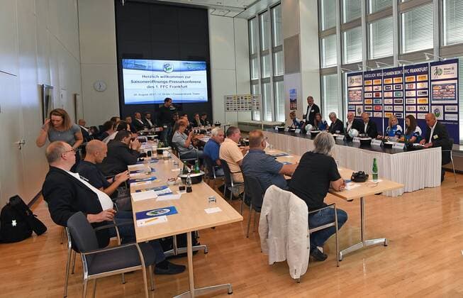 30.08.2017, xjhx, Fussball 1.Bundesliga Frauen, 1. FFC Frankfurt Saisoneroeffnungs-Pressekonferenz Saison 2017 18, emspor v.l. Kathrin Hendrich (1.FFC Frankfurt), Dr. Hans-Georg Sundermann (GF Lotto Hessen), Jackie Groenen (1.FFC Frankfurt), Klaus Peter Mueller (Aufsichtsratsvorsitzender der Commerzbank AG), Manager Siegfried Siggi Dietrich (1.FFC Frankfurt), Trainer Matt Ross (1.FFC Frankfurt), Marith Priessen (1.FFC Frankfurt), Tanja Pawollek (1.FFC Frankfurt) Frankfurt am Main