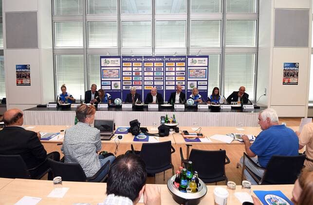 30.08.2017, xjhx, Fussball 1.Bundesliga Frauen, 1. FFC Frankfurt Saisoneroeffnungs-Pressekonferenz Saison 2017 18, emspor v.l. Kathrin Hendrich (1.FFC Frankfurt), Dr. Hans-Georg Sundermann (GF Lotto Hessen), Jackie Groenen (1.FFC Frankfurt), Klaus Peter Mueller (Aufsichtsratsvorsitzender der Commerzbank AG), Manager Siegfried Siggi Dietrich (1.FFC Frankfurt), Trainer Matt Ross (1.FFC Frankfurt), Marith Priessen (1.FFC Frankfurt), Tanja Pawollek (1.FFC Frankfurt) Frankfurt am Main