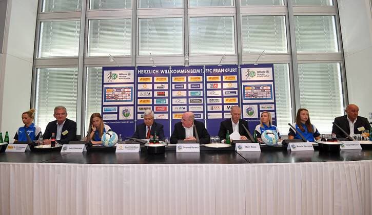 30.08.2017, xjhx, Fussball 1.Bundesliga Frauen, 1. FFC Frankfurt Saisoneroeffnungs-Pressekonferenz Saison 2017 18, emspor v.l. Kathrin Hendrich (1.FFC Frankfurt), Dr. Hans-Georg Sundermann (GF Lotto Hessen), Jackie Groenen (1.FFC Frankfurt), Klaus Peter Mueller (Aufsichtsratsvorsitzender der Commerzbank AG), Manager Siegfried Siggi Dietrich (1.FFC Frankfurt), Trainer Matt Ross (1.FFC Frankfurt), Marith Priessen (1.FFC Frankfurt), Tanja Pawollek (1.FFC Frankfurt) Frankfurt am Main
