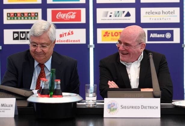 30.08.2017, xjhx, Fussball 1.Bundesliga Frauen, 1. FFC Frankfurt Saisoneroeffnungs-Pressekonferenz Saison 2017 18, emspor v.l. Klaus Peter Mueller (Aufsichtsratsvorsitzender der Commerzbank AG), Manager Siegfried Siggi Dietrich (1.FFC Frankfurt) Frankfurt am Main