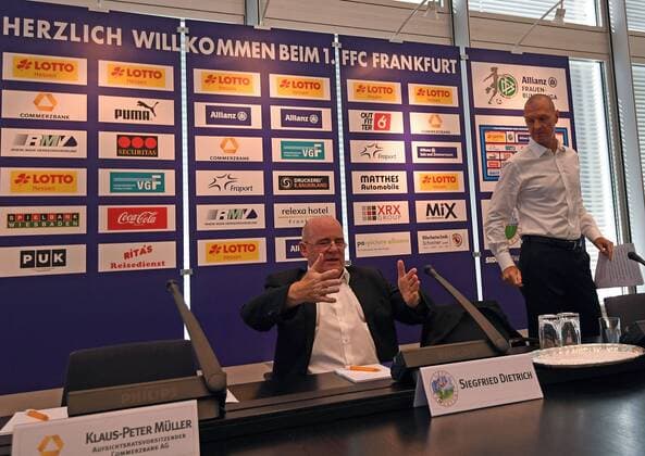 30.08.2017, xjhx, Fussball 1.Bundesliga Frauen, 1. FFC Frankfurt Saisoneroeffnungs-Pressekonferenz Saison 2017 18, emspor v.l. Manager Siegfried Siggi Dietrich (1.FFC Frankfurt), Trainer Matt Ross (1.FFC Frankfurt) Frankfurt am Main