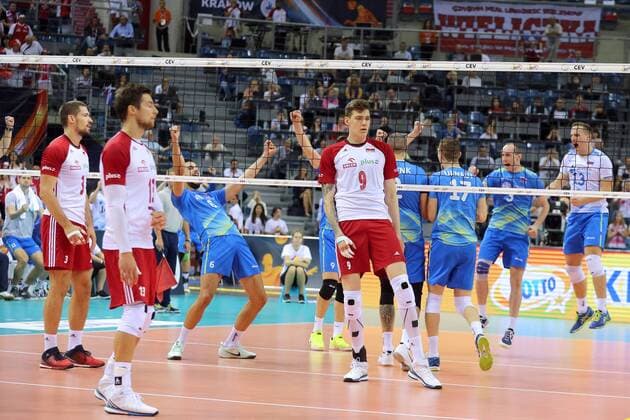 30.08.2017 KRAKOW TAURON ARENA, SIATKOWKA LOTTO EUROVOLLEY POLAND 2017, MISTRZOSTWA EUROPY W SIATKOWCE MEZCZYZN, POLSKA 2017 (2017 CEV VOLLEYBALL European Championship EM Europameisterschaft - MEN ) (PLAYOF MATCHES GAME POLAND - SLOVENIA) MECZ MECZ PLAYOF POLSKA - SLOWENIA NZ. OD LEWEJ DAWID KONARSKI , MICHAL KUBIAK , BARTLOMIEJ LEMANSKI SMUTEK PO PRZEGRANYM PIERWSZYM SECIE FOTO JAKUB PIASECKI CYFRASPORT NEWSPIX.PL --- Newspix.pl  20170830CSJP3016