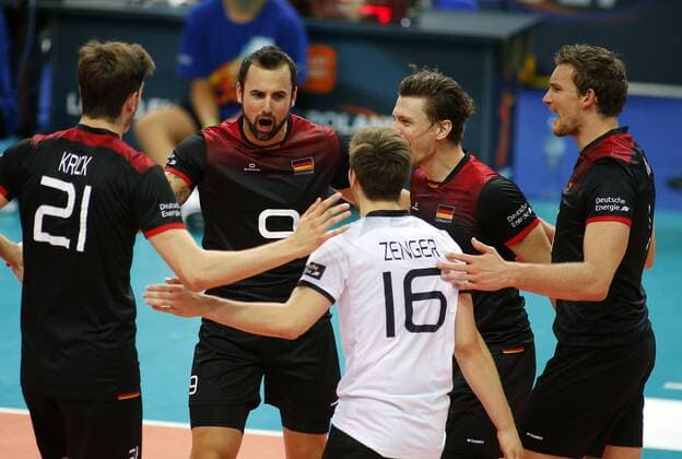 KATOWICE HALA SPODEK 31.08.2017 LOTTO EUROVOLLEY 2017 MECZ MISTRZOSTW EUROPY 2017 SIATKOWKA 1 4 FINALU NIEMCY (czarne) - CZECHY (bialo-niebieskie) NZ radosc siatkarzy Niemiec - Gyorgy Grozer (S). FOT TOMASZ WANTULA NEWSPIX.PL KATOWICE SPODEK 31.08.2017 VOLEYYBALL MEN S CHAMPIONSCHIP LOTTO EUROVOLLEY POLAND 2017 QUARTERFINAL GERMANY - CZECH REPUBLIC TOMASZ WANTULA NEWSPIX.PL --- Newspix.pl  170831WAN045