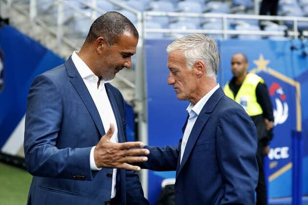 SAINT DENIS, Stade de France 31-08-2017 . WK-kwalificatie Frankrijk - Nederland . Ruud Gullit en de Franse bondscoach Didier Deschamps Frankrijk - Nederland  x1687755x