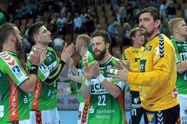 31.08.2017, xovx, Handball HBL, HSG Wetzlar - GWD Minden, emspor, v.l. Philipp Pöter (HSG Wetzlar), Alexander Hermann (HSG Wetzlar), Maximilian Holst (HSG Wetzlar) und Nikolai Weber (HSG Wetzlar) danken den Fans nach dem 24:24 gegen Minden, Freisteller. Wetzlar