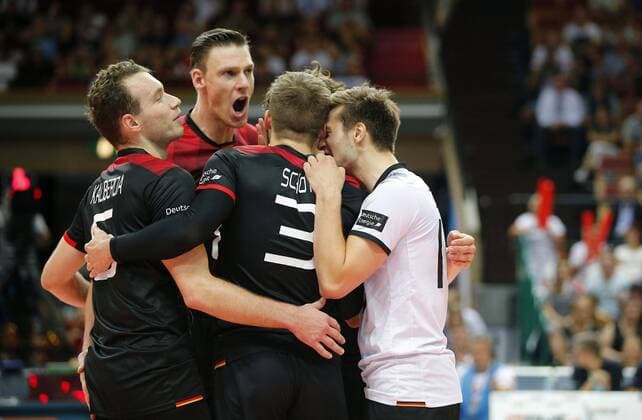 KATOWICE HALA SPODEK 31.08.2017 LOTTO EUROVOLLEY 2017 MECZ MISTRZOSTW EUROPY 2017 SIATKOWKA 1 4 FINALU NIEMCY (czarne) - CZECHY (bialo-niebieskie) NZ radosc siatkarzy Niemiec - FOT TOMASZ WANTULA NEWSPIX.PL KATOWICE SPODEK 31.08.2017 VOLEYYBALL MEN S CHAMPIONSCHIP LOTTO EUROVOLLEY POLAND 2017 QUARTERFINAL GERMANY - CZECH REPUBLIC TOMASZ WANTULA NEWSPIX.PL --- Newspix.pl  170831WAN089