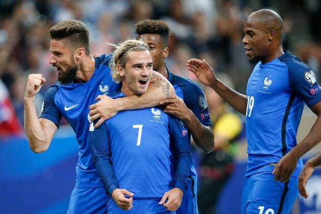 SAINT DENIS, Stade de France 31-08-2017 . WK-kwalificatie Frankrijk - Nederland . Speler van Frankrijk Antoine Griezmann (2e l) scoort de 1-0 en viert dit met Speler van Frankrijk Olivier Giroud (l) Speler van Frankrijk Djibril Sidibe (r) Frankrijk - Nederland  x1687851x