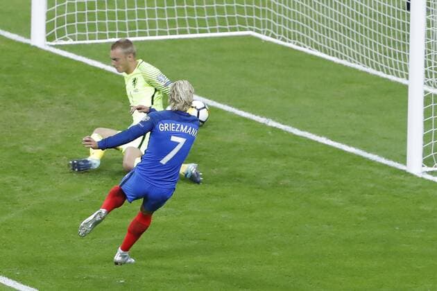 Antoine GRIEZMANN (FRA) inscrit le premier but de la rencontre contre Jasper CILLESSEN FOOTBALL : France vs Pays Bas - Match qualificatif FIFA Coupe du Monde 2018 - 31 08 2017 StephaneAllaman Panoramic 