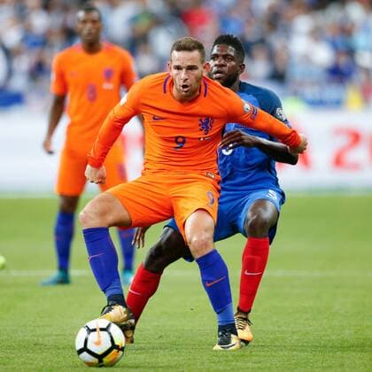 SAINT DENIS, Stade de France 31-08-2017 . WK-kwalificatie Frankrijk - Nederland . Speler van Nederland Vincent Janssen (l) in duel met Speler van Frankrijk Samuel Umtiti (r) Frankrijk - Nederland  x1687961x