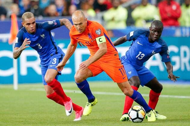 SAINT DENIS, Stade de France 31-08-2017 . WK-kwalificatie Frankrijk - Nederland . Speler van Nederland Arjen Robben (m) in duel met Speler van Frankrijk Layvin Kurzawa (l) en Speler van Frankrijk N Golo Kante (r) Frankrijk - Nederland  x1687967x