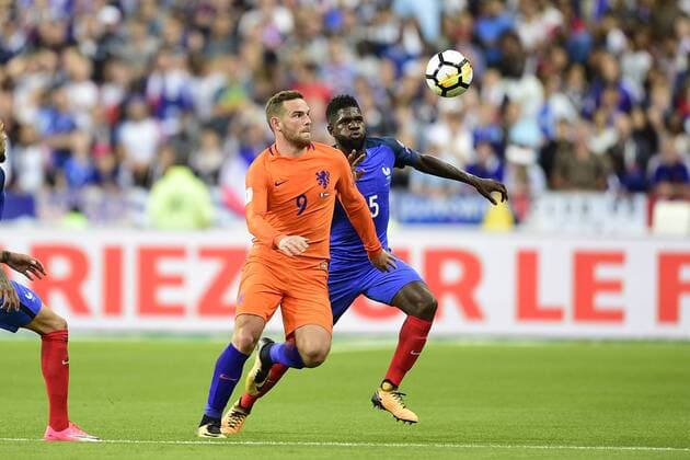 Samuel Umtiti (France) vs Vincent Janssen (PaysBas) FOOTBALL : France vs Pays Bas - Paris - 31 08 2017 JBAutissier Panoramic 