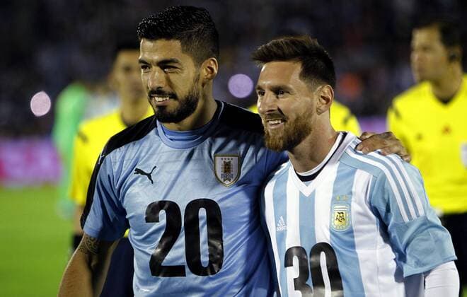 Themen der Woche - SPORT Bilder des Tages - SPORT Argentinians Lionel Messi (R) and Luis Suarez pose before the Russia World Cup 2018 Conmebol qualifiers between Uruguay and Argentina at the Centenario stadium in Montevideo, Uruguay, 31 August 2017. URUGUAY VS. ARGENTINA !ACHTUNG: NUR REDAKTIONELLE NUTZUNG!  Copyright: xFedericoxAnfittix MON007 20170901-636398257172186062