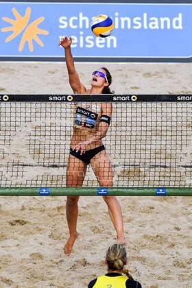 Deutsche smart Beach-Volleyball Meisterschaften Timmendorfer-Strand am 01.09.2017 Deutsche Beachvolleyball Meisterschaften 2017, Julia Sude (1, blond, Kappe), Chantal Laboureur (2) FOTO: TOM BLOCH xtbx