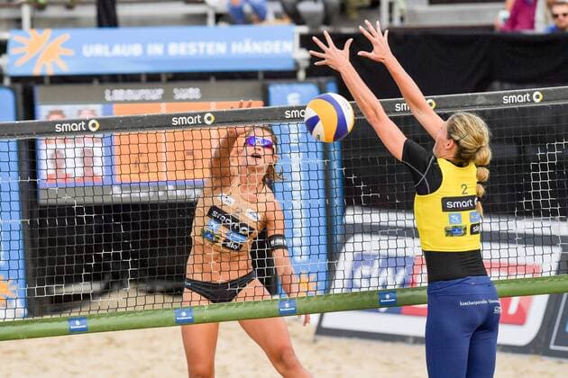 Deutsche smart Beach-Volleyball Meisterschaften Timmendorfer-Strand am 01.09.2017 Deutsche Beachvolleyball Meisterschaften 2017, Julia Sude (1, blond, Kappe), Chantal Laboureur (2) , rechts in gelb, Tatjana Zautys, FOTO: TOM BLOCH xtbx