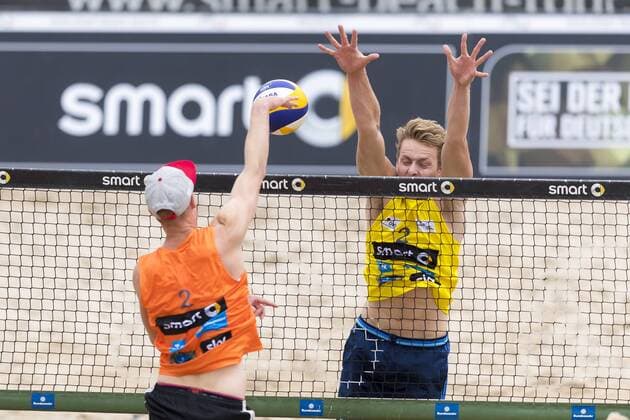 Nils Ehlers gegen Yannick Harms. Bergmann Harms vs Betzien Ehlers, Deutsche smart Beach-Volleyball Meisterschaften 2017, 01.09.17, 01.09.17 Timmendorfer Strand Schleswig-Holstein Germany Ahmann-Hager-Arena Copyright: xAgentur54Gradx xFelixxKoenigx