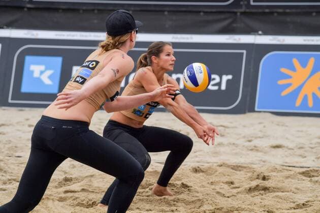 Deutsche smart Beach-Volleyball Meisterschaften Timmendorfer-Strand am 01.09.2017 Deutsche Beachvolleyball Meisterschaften 2017, Julia Sude (1, blond, Kappe), Chantal Laboureur (2) FOTO: TOM BLOCH xtbx