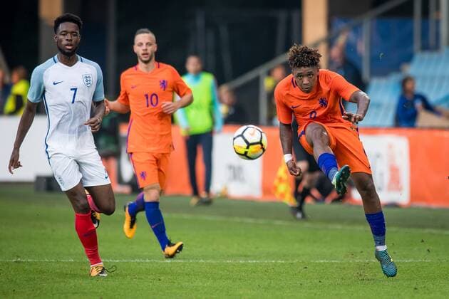 DOETINCHEM, De Vijverberg, 01-09-2017, Voetbal, EK kwalificatie, Jong Oranje - Jong Engeland. Schot van Jong Oranje speler Steven Bergwijn. (L-R) Jong Engeland speler Josh Onomah, Jong Oranje speler Bart Ramselaar en Jong Oranje speler Steven Bergwijn. Jong Oranje - Jong Engeland  x1689025x